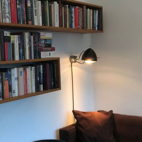 En lese krok med en fylt bokhylle, komfortabel lese stol og leselys
